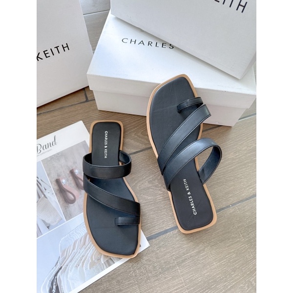 Dép xỏ ngón Charles Keith 35-39