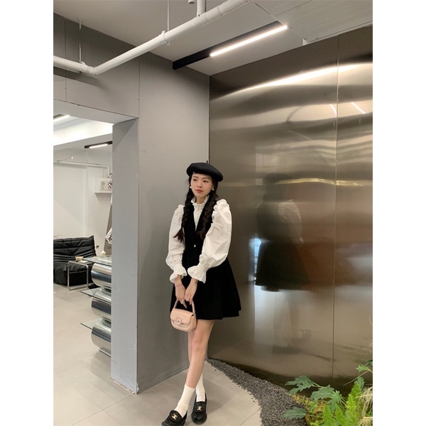 Set áo sơ mi tay bồng phối bèo tiểu thư và váy yếm đen dáng xoè đính cúc phong cách Hàn Quốc hot ulzzang