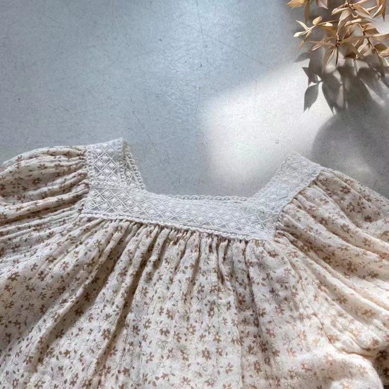 Áo liền quần hình hoa bé gái cổ vuông phối ren