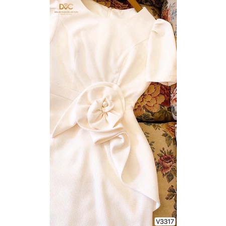 V3317 váy body màu be gắn bông hoa to