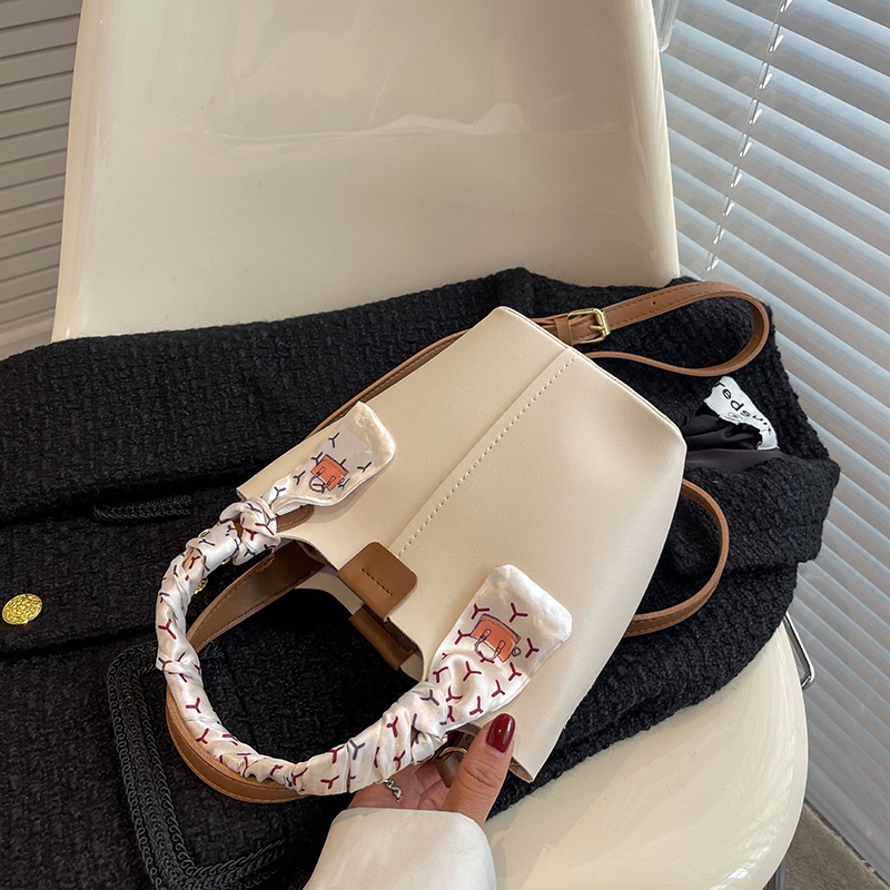 Túi Xách bucket Chất Lụa Phối Khăn Choàng Cổ Màu Sắc Tương Phản Thời Trang Cho Nữ