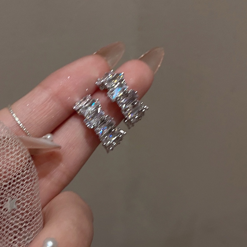 Khuyên Tai Cong Đính Đá Zircon Màu Bạc Sang Trọng Thời Trang 2023 Cho Bạn Gái