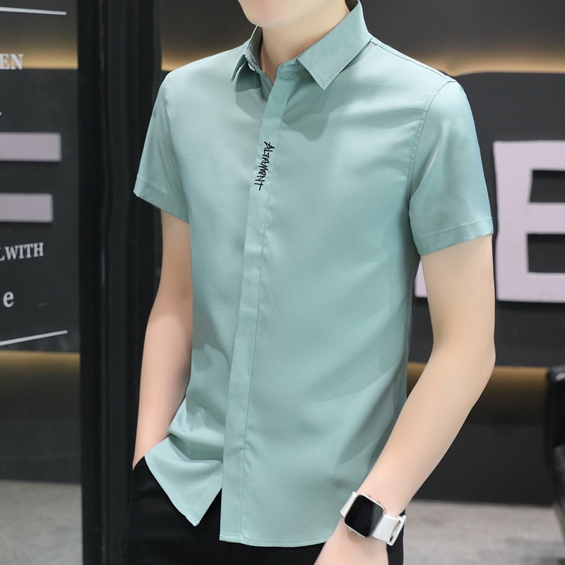 Áo Sơ Mi Lụa Lạnh Mỏng Ôm Dáng Màu Trơn Thêu Chữ Phối Nút Màu Đen / Trắng / Xanh Lá / Xanh Dương Kiểu Hàn Quốc Thời Trang Mùa Hè Cho Nam