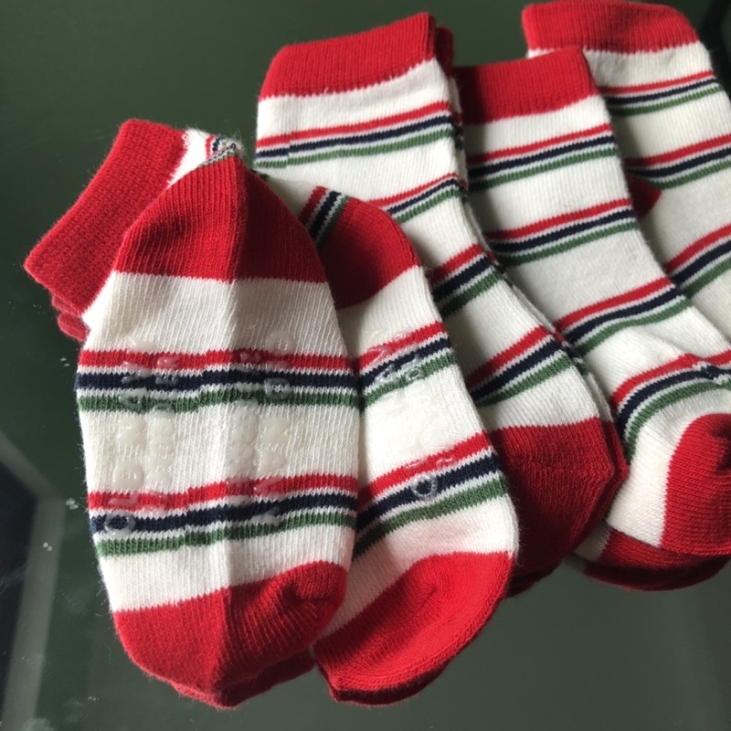 Tất trẻ em Oldnavy chống chơn kẻ sọc cho bé 2-3 tuổi
