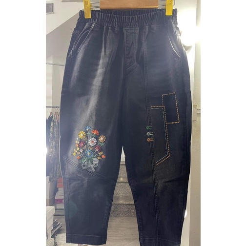 Các mẫu jeans thổ hoạ tiết hoa