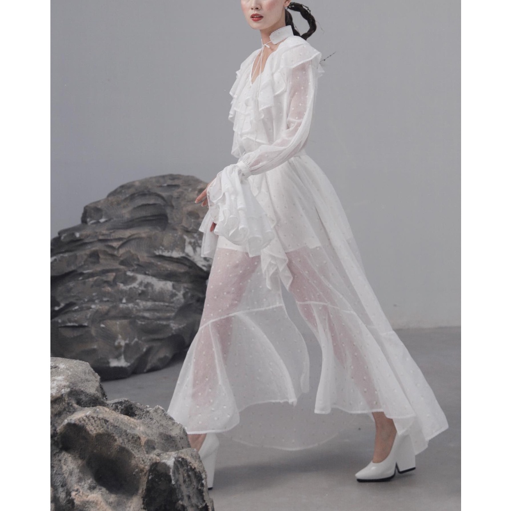 Đầm maxi bèo nhún xếp tầng tay phồng The Country TCB Ratio Maxi Dress vải trắng thêu hoa