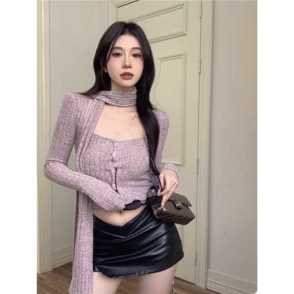 Áo cardigan mỏng kết hợp cùng khăn quyến rũ