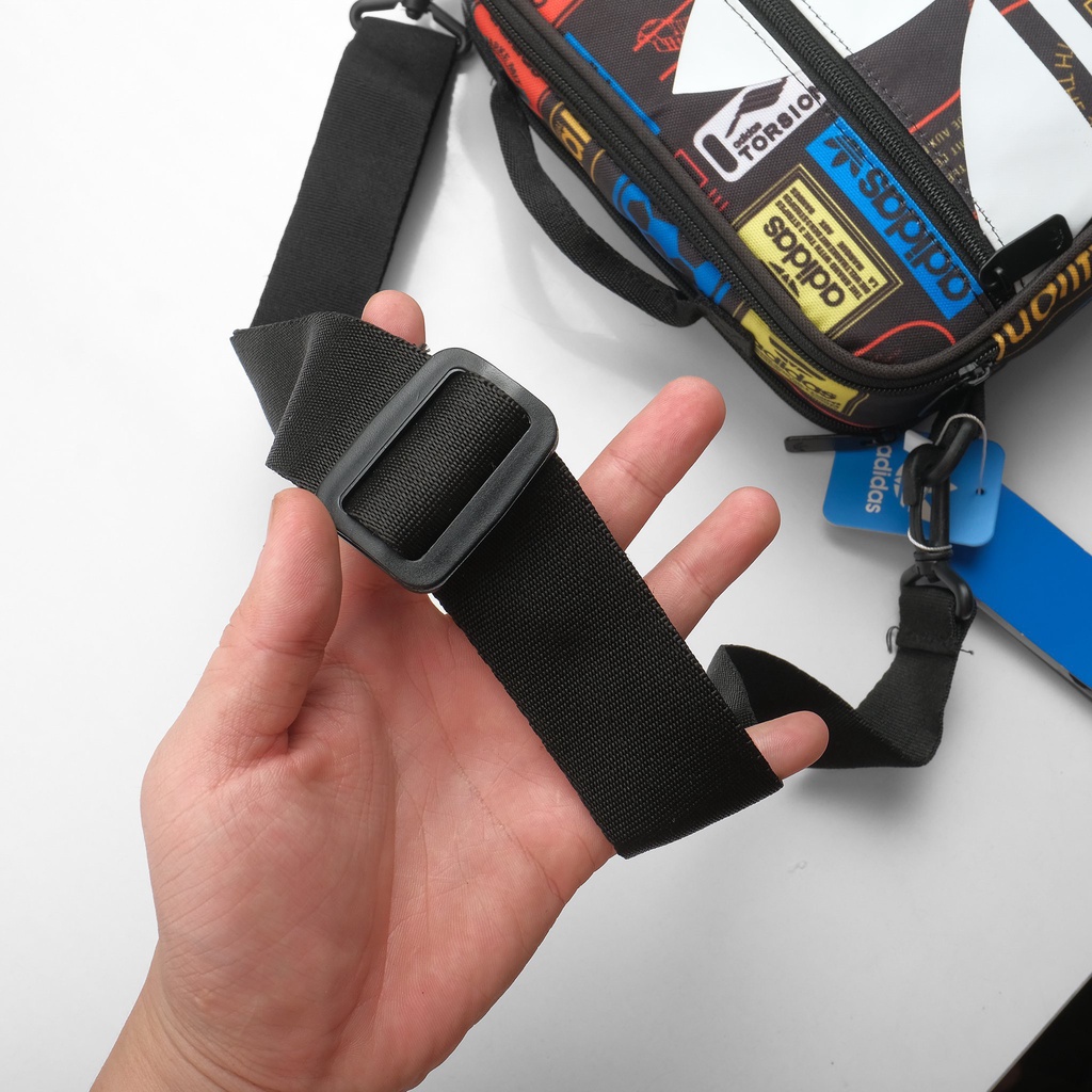 Túi đeo chéo form ngang  họa tiết logo cá tính, chất liệu chống thấm AD005