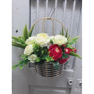 Giỏ mây cắm hoa treo tường