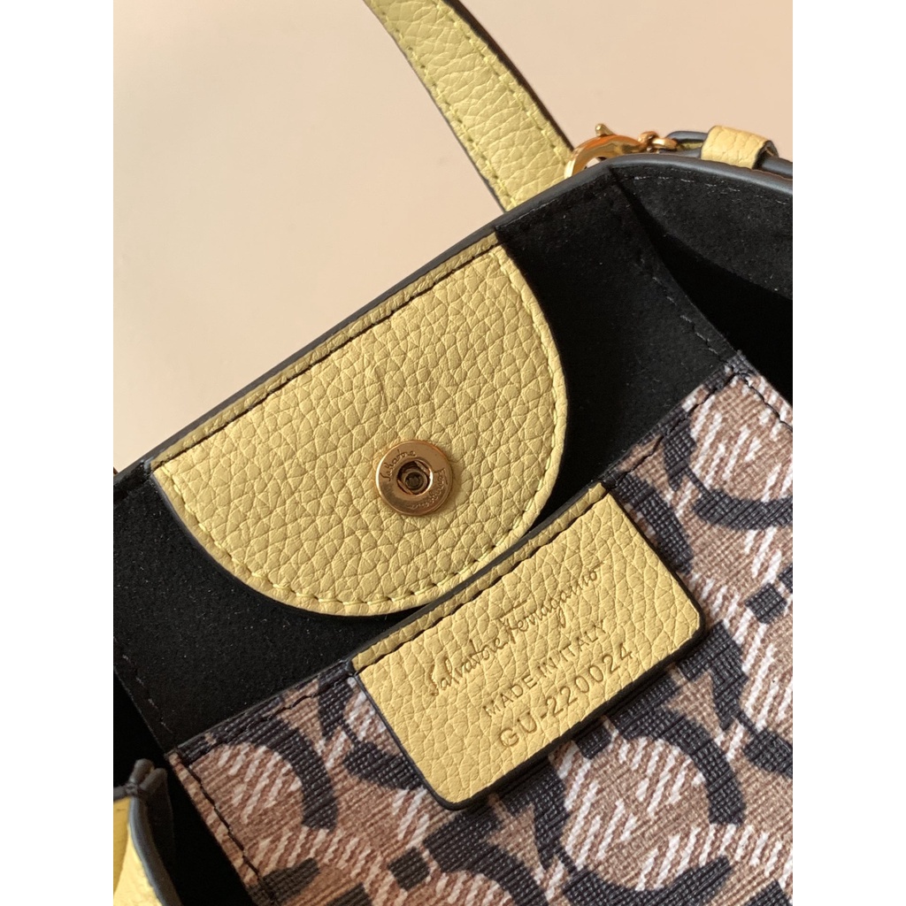 Túi đeo chéo nữ da thật thời trang cao cấp Salvatore Ferragamo phong cách tinh tế, sành điệu