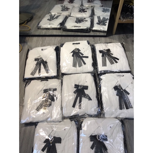 Set váy yếm nhung + áo sơ mi tay bồng tag nơ