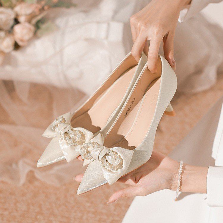 Giày Cao Gót Mũi Nhọn Vải Satin Đính Nơ Thời Trang Pháp Cho Cô Dâu