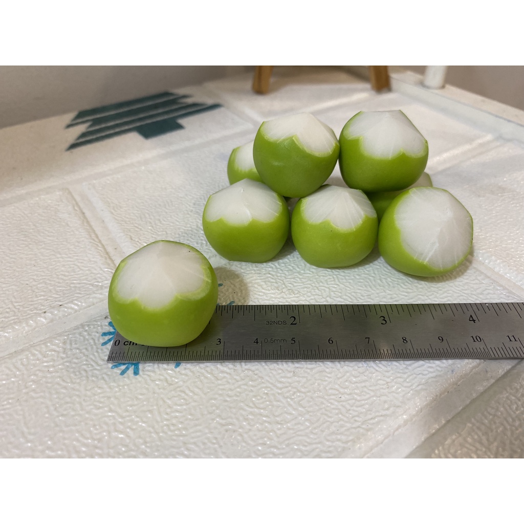 Mô hình trái dừa xanh chặt từ đất sét tỉ lệ 1/6 trái cây mini