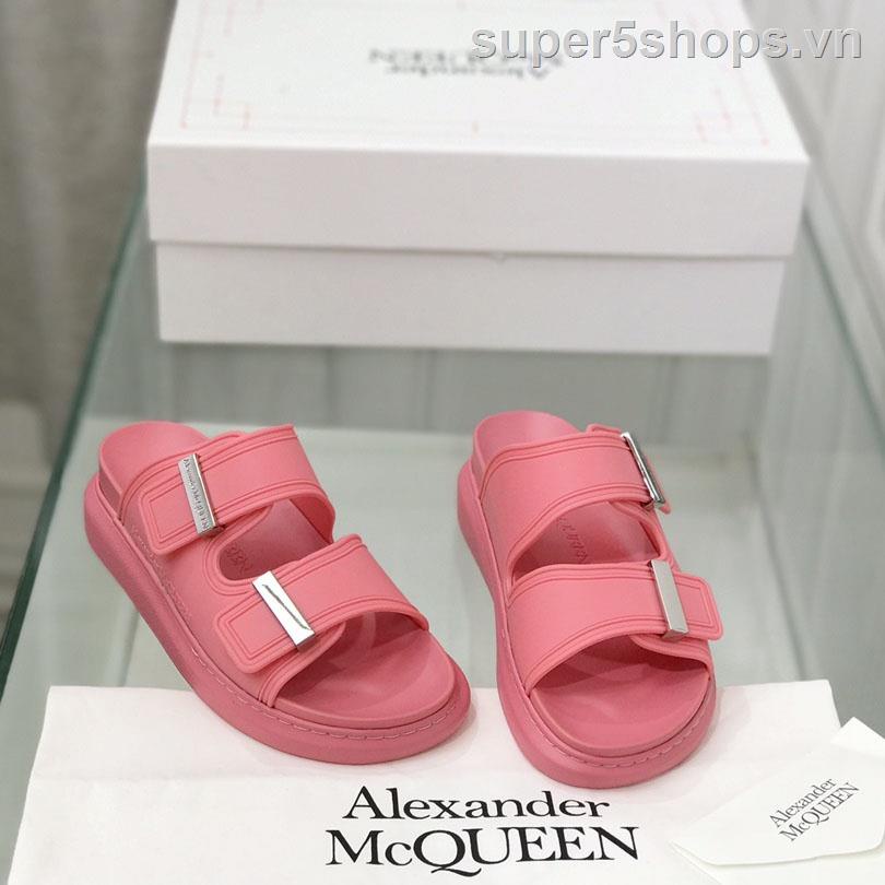 Dép Alexander McQueen 2022 Hai Quai Cài Khóa Kim Loại Khắc Logo Mcq Thoải Mái Và Thoải Mái