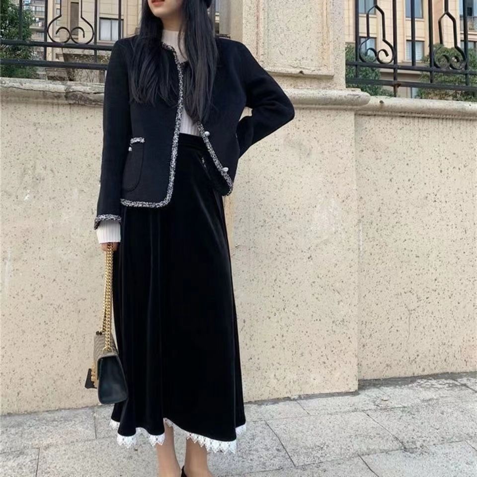 Chân Váy Nhung Đen Chữ A Lưng Cao Phối Ren Thời Trang