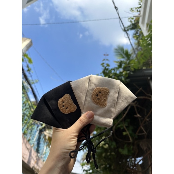Khẩu trang vải linen thêu hình gấu nổi