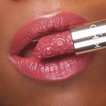 Son môi Kiko Festival Glow Make Me Queen Lipstick và Festival Glow No Transfer Matte Lipstick