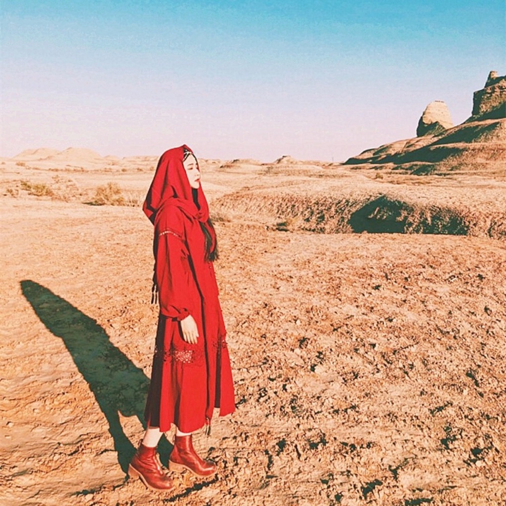 Váy maxi màu đỏ dáng dài xẻ tà đùi có mũ - MS105