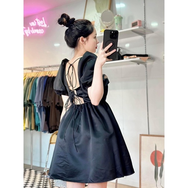 đầm đen xoè cổ bèo kèm tag