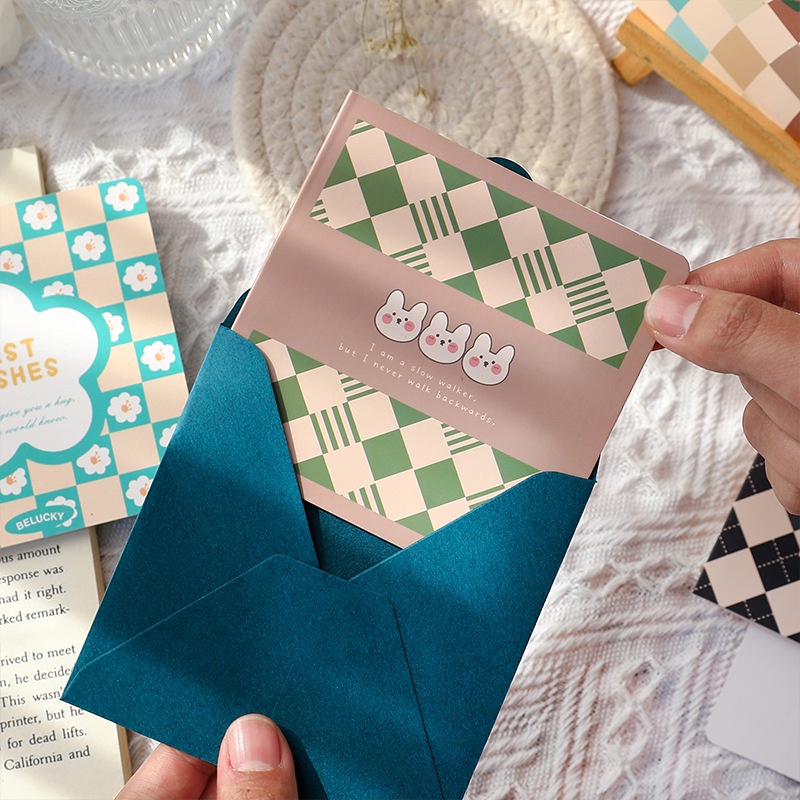 Thiệp dạng retro bao gồm bì thư và tem niêm phong purpleheartbora