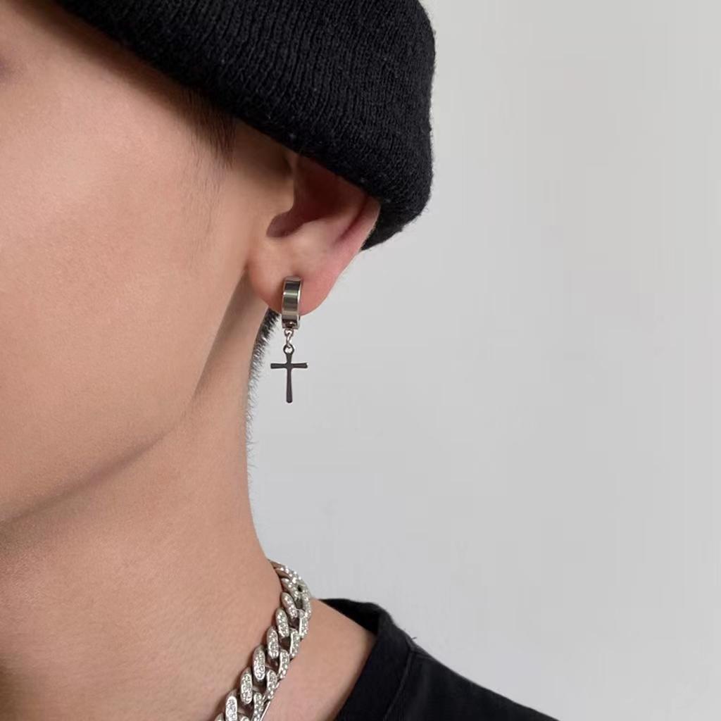 Khuyên Tai Dạng Kẹp Hình Thánh Giá Màu Đen Bằng Thép Không Gỉ Phong Cách Punk Hàn Quốc