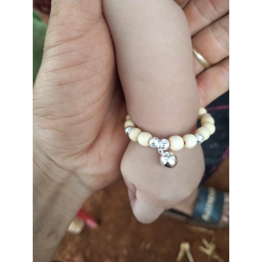 Vòng dâu tằm cho bé gái, có lắc chuông kêu tăng kích thích cho trẻ nhanh nhẹn