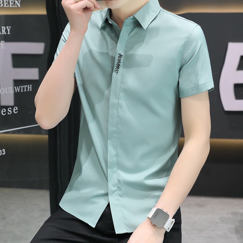 Áo Sơ Mi Lụa Lạnh Mỏng Ôm Dáng Màu Trơn Thêu Chữ Phối Nút Màu Đen / Trắng / Xanh Lá / Xanh Dương Kiểu Hàn Quốc Thời Trang Mùa Hè Cho Nam