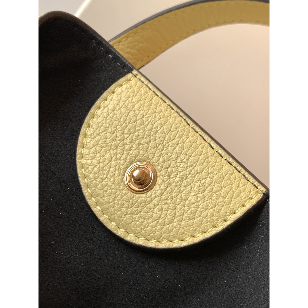 Túi đeo chéo nữ da thật thời trang cao cấp Salvatore Ferragamo phong cách tinh tế, sành điệu