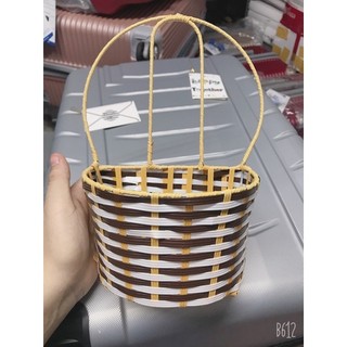Giỏ mây cắm hoa treo tường
