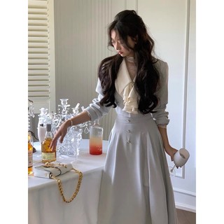 Váy set xanh ghi: áo cổ v viền bèo trắng tay dài, chân váy a dài cùng màu 3 cúc