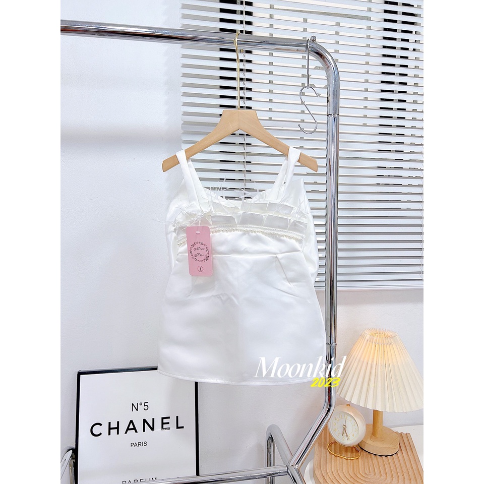 Váy trắng phồng xếp bèo ngực bé gái