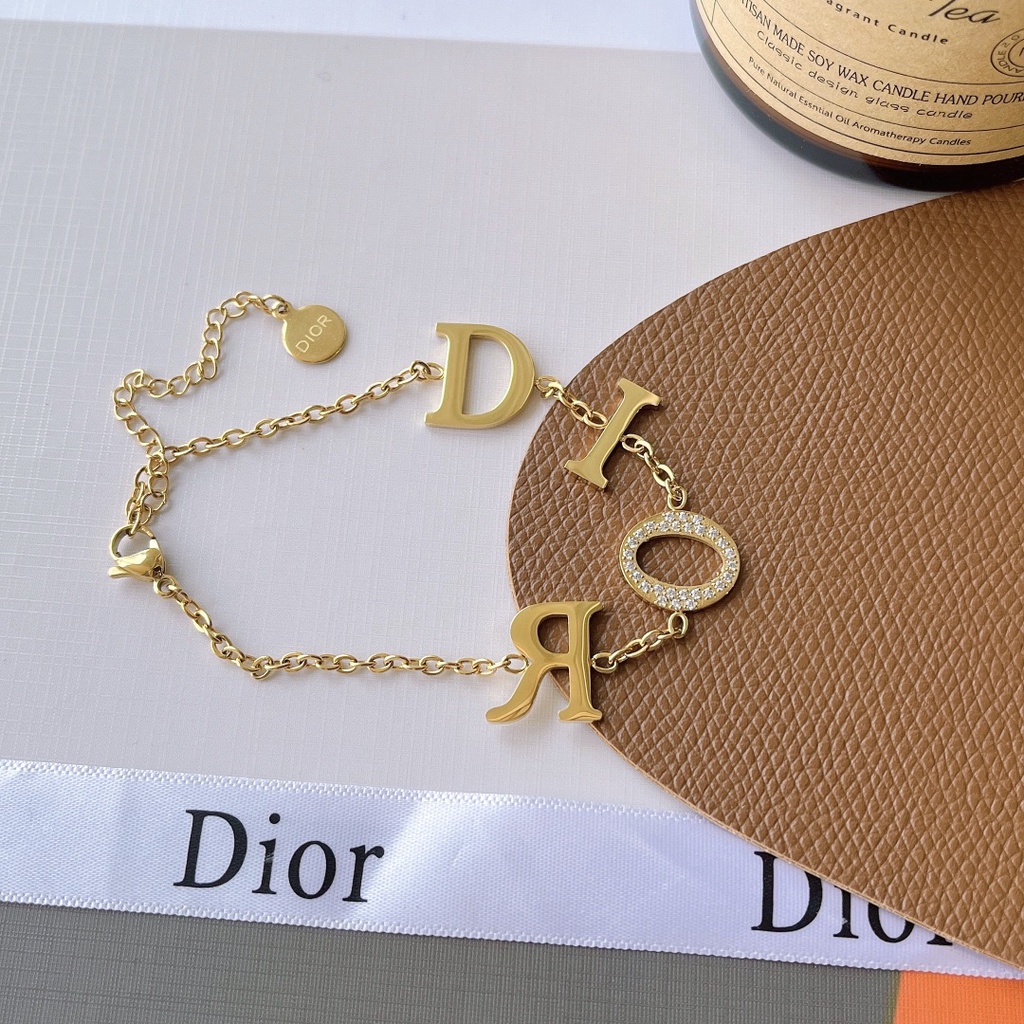 Vòng Tay Dior Bằng Thép Titan Mặt Khắc Chữ CD Tinh Tế