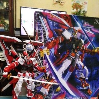 mô hình 1/100 mg astray red frame bandai