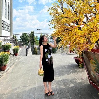 Đầm nhung cổ yếm