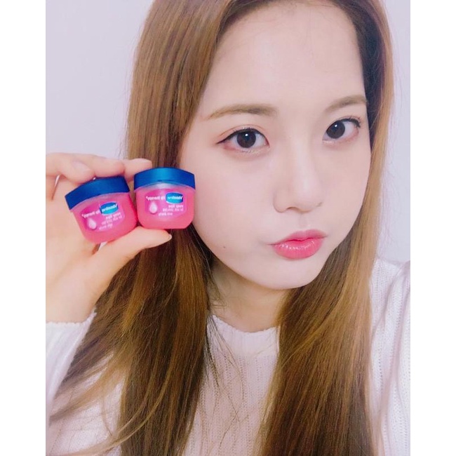 Sáp Dưỡng môi VASELINE 7g dạng hũ có màu và không màu.