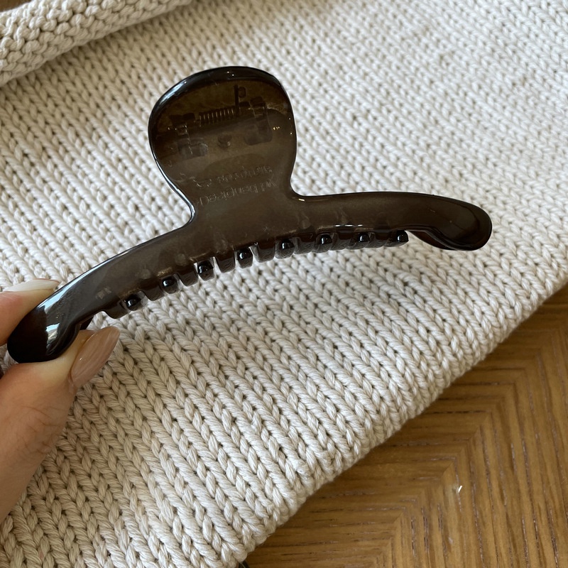 Kẹp Tóc Cá Mập Một Lần Màu Trà Bơ Tối Giản Cho Nữ