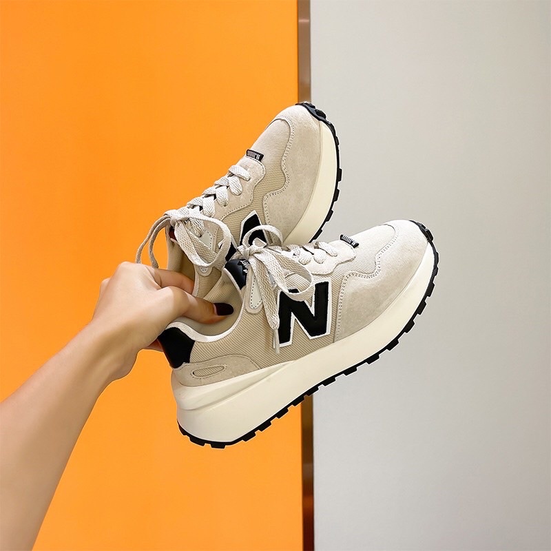 Giày thể thao sneaker HQ chữ N màu nâu be có sẵn giá rẻ cho nữ