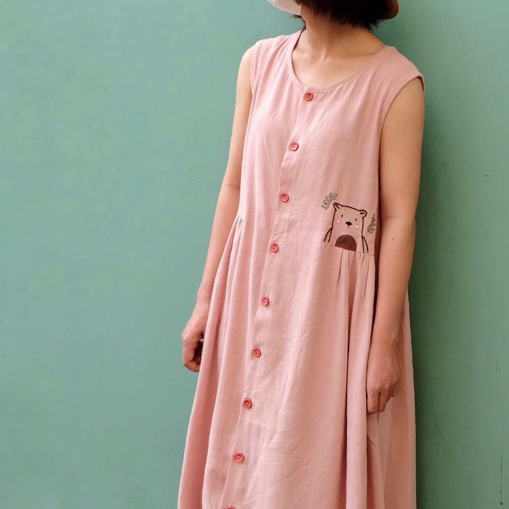 Đầm Nobi linen thêu sát nách kết nút gỗ xinh xắn - by Savanna