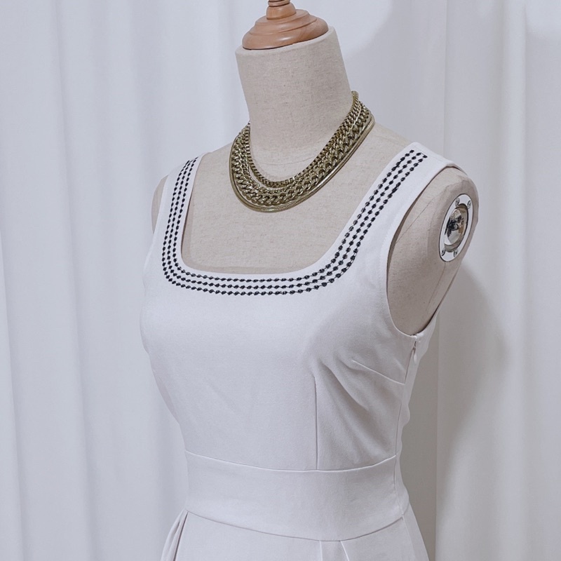 Váy đầm trắng xám cổ vuông thêu viền phong cách hàn