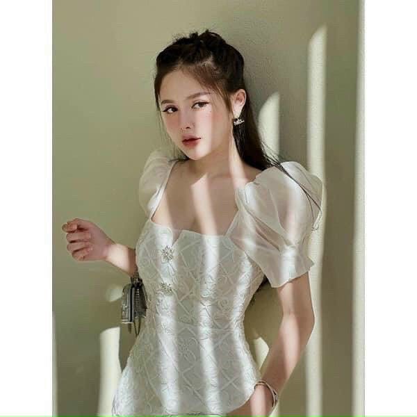 Về ạ ĐẦM TRẮNG XÔ REN HOA CỔ VUÔNG TAY VOAN ĐÁ HOA NGỰC🤍 E này mặc đi làm , đi dạo phố hay dự tiệc thì cứ gọi là chất nh