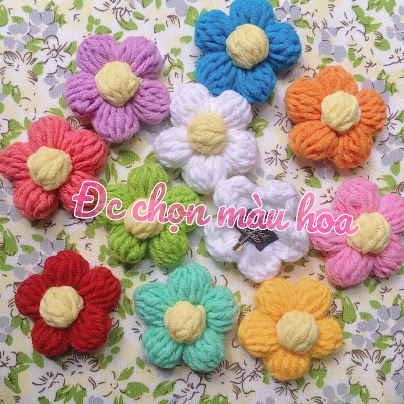 Ghim cài bông hoa lên balo, túi xách, quần áo