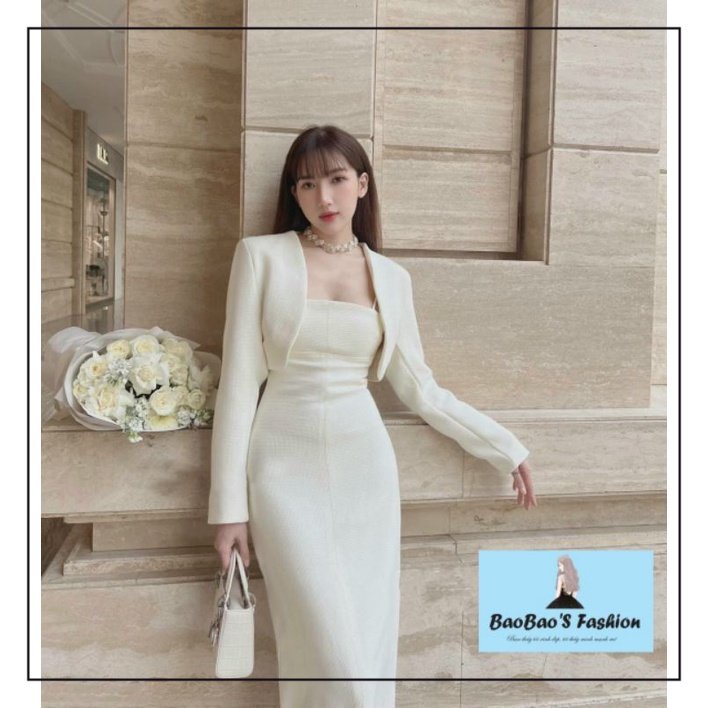 Set áo và váy dạ hai dây dáng dài có hai màu đen trắng thanh lịch .