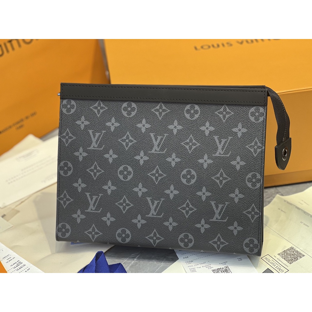 Ví cầm tay M266-27 LV POCHETTE VOYAGE LEATHER IN BLACK  Kích thước: 27 x 21 x 6 cm FULLBOX, TÚI VẢI, CARD