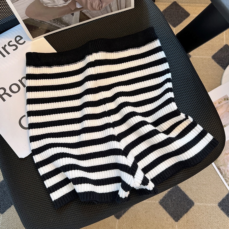 Quần Short Legging Len Dệt Kim Kẻ Sọc Trắng Đen Lưng Thun Thoải Mái Cho Nữ