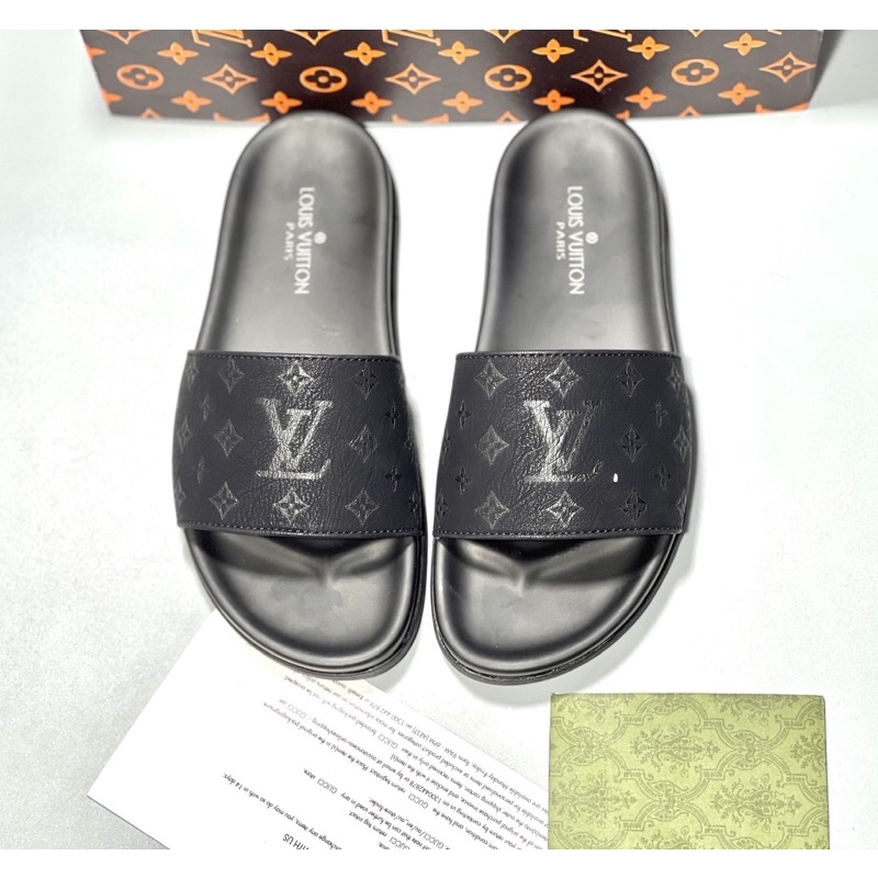 Dép lê quai ngang thời trang nam có hoạ tiết dập vân logo, Dép da nam đế cao su phong cách giới trẻ btshop từ 38 đến 42