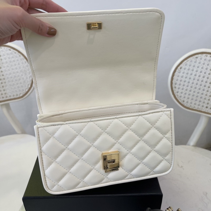 Túi cnk kèm charm xinh xắn có thể đeo vai và đeo chéo