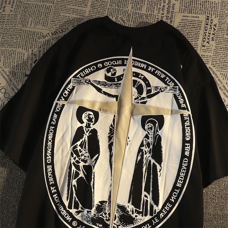 Áo Thun Tay Ngắn Dáng Rộng Màu Tối In Chữ Thập Phong Cách Đường Phố Cho Nam Và Nữ