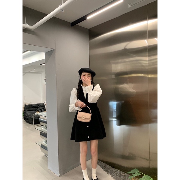 Set áo sơ mi tay bồng phối bèo tiểu thư và váy yếm đen dáng xoè đính cúc phong cách Hàn Quốc hot ulzzang