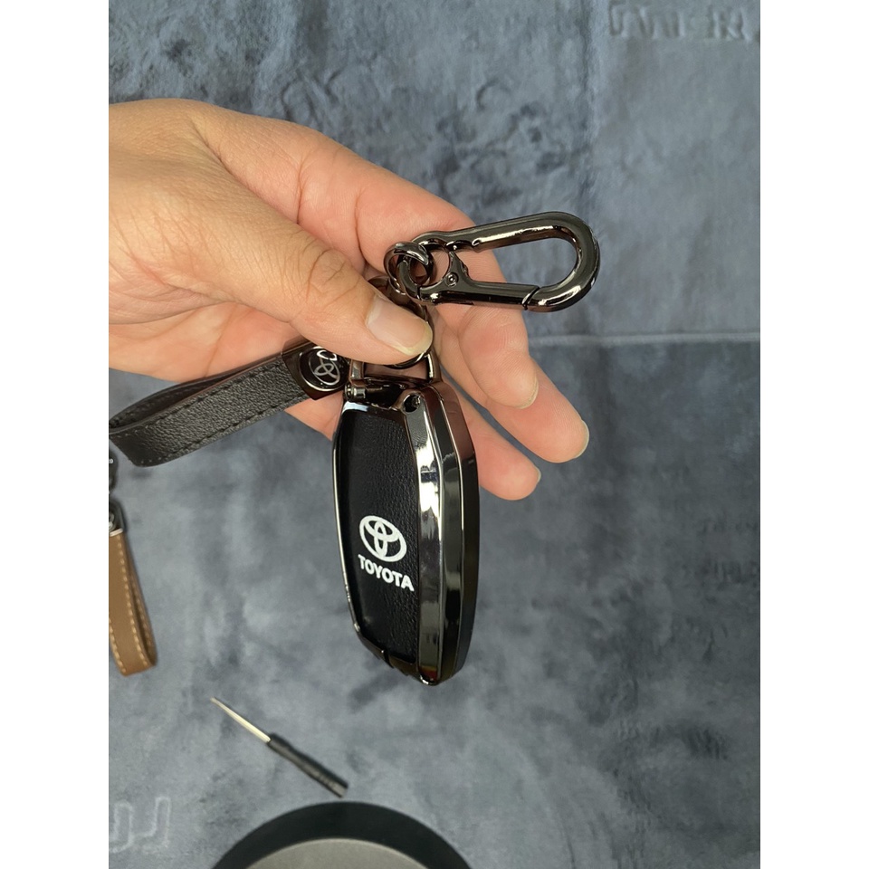 Ốp Chìa Khóa Xe Toyota Fortuner, Prado, Hilux Hợp Kim Và Da Cao Cấp Sang Trọng, Bền Đẹp