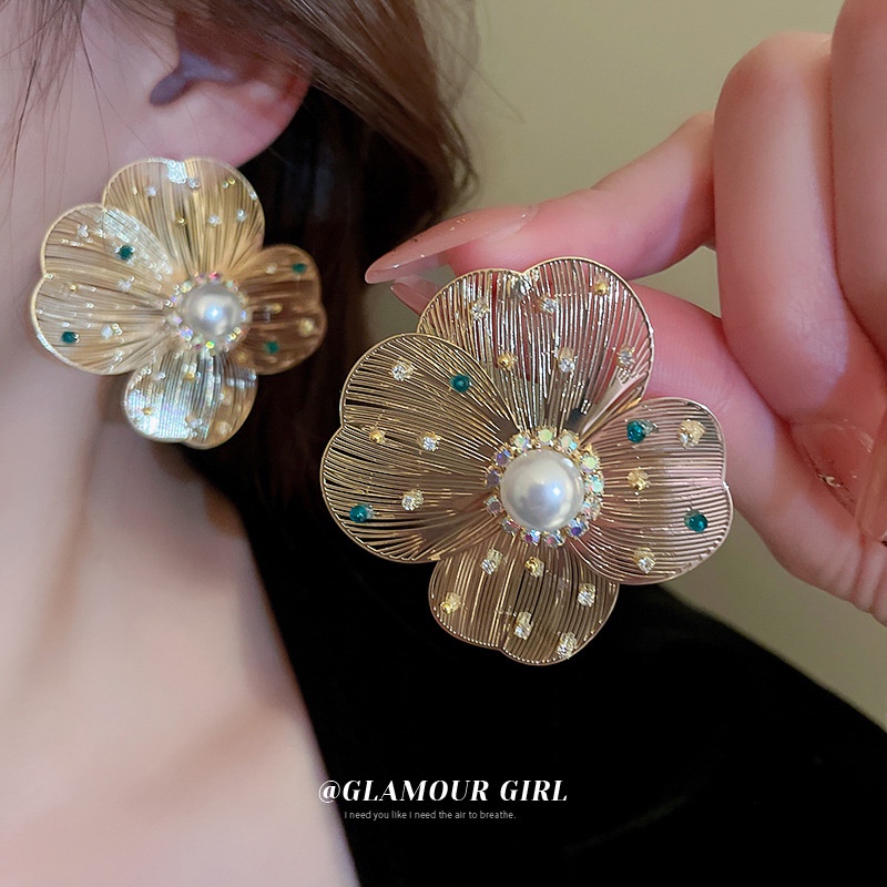 Bông Tai Hình Cánh Hoa Đính Ngọc Trai Sang Trọng
